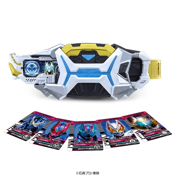 『仮面ライダーアウトサイダーズ』に登場する仮面ライダーゼインの変身アイテム「ゼインドライバー」を商品化いたします。付属の「ゼインプログライズキー」をゼインドライバーにセットすることで、仮面ライダーゼインに変身！カードを挿入しレバーを引くことで、劇中を再現したシュレッダー執行ギミックが発動します。※挿入したカードは実際には裁断されません。